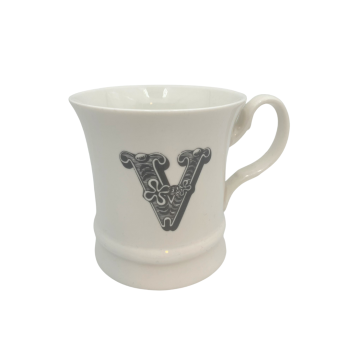 Mug in bone china bianca con Lettera V stampa grigia Livellara Milano
