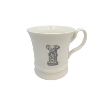 Mug in bone china bianca con Lettera I stampa grigia Livellara Milano